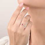 Mirco visconti anello con rubino ovale e contorno di brillanti